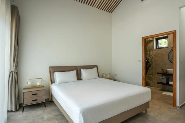 Deluxe villa en-suite bathroom with teak details